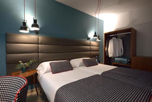 Habitación Doble con Cama supletoria del hotel Pamplona Plaza. Foto 1