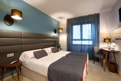 Habitación Doble con Cama supletoria del hotel Pamplona Plaza. Foto 3
