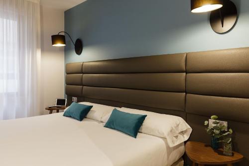 Habitación Doble con Cama supletoria del hotel Pamplona Plaza. Foto 9