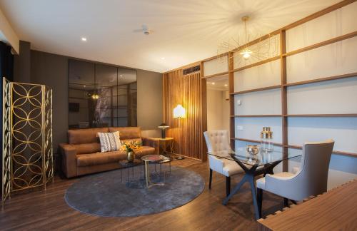 Suite del hotel Tres Reyes Pamplona. Foto 2