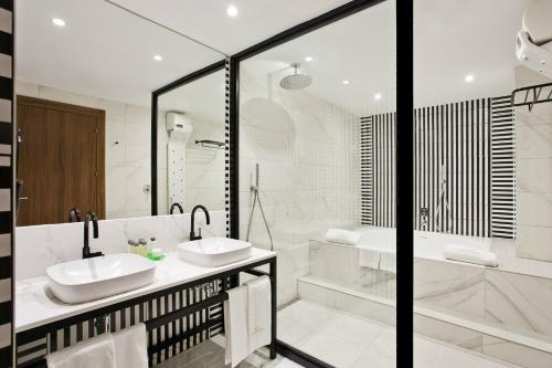 Suite del hotel Tres Reyes Pamplona. Foto 5