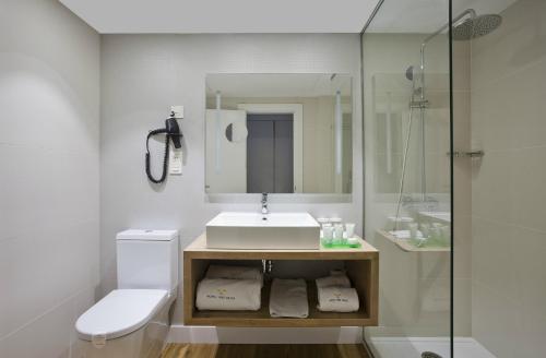 Habitación Triple del hotel Tres Reyes Pamplona. Foto 7