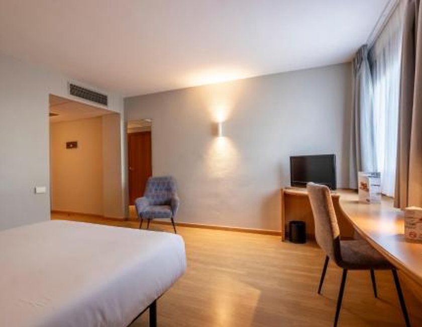 Habitación Doble adaptada para personas con movilidad reducida del hotel Travelodge Murcia. Foto 8