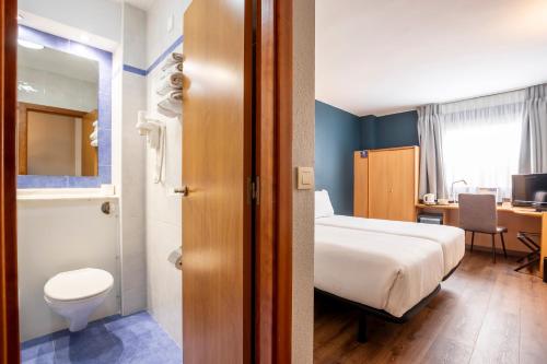 Habitación Doble - 2 camas del hotel Travelodge Murcia. Foto 3