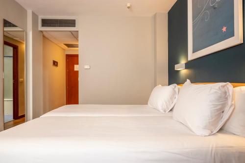 Habitación Doble - 2 camas del hotel Travelodge Murcia. Foto 5