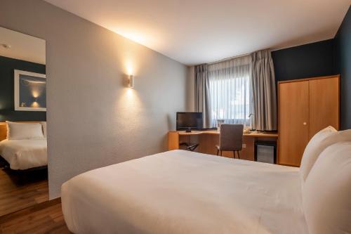 Habitación Doble adaptada para personas con movilidad reducida del hotel Travelodge Murcia. Foto 4