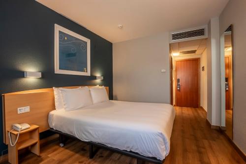 Habitación Doble adaptada para personas con movilidad reducida del hotel Travelodge Murcia. Foto 5