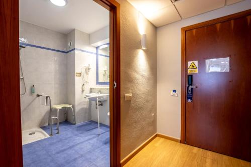 Habitación Doble adaptada para personas con movilidad reducida del hotel Travelodge Murcia. Foto 18