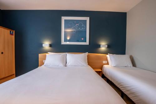 Habitación Familiar Pequeña del hotel Travelodge Murcia. Foto 1