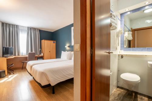 Habitación Familiar Pequeña del hotel Travelodge Murcia. Foto 2