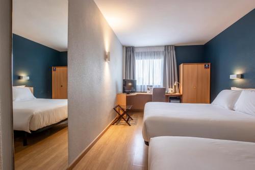 Habitación Familiar Pequeña del hotel Travelodge Murcia. Foto 6