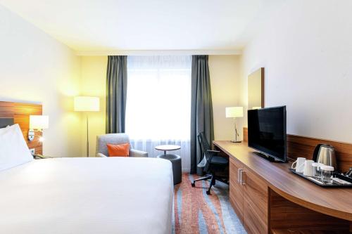 Habitación con cama extragrande del hotel Hilton Garden Inn Brussels City Centre. Foto 1