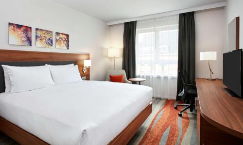 Habitación con cama extragrande del hotel Hilton Garden Inn Brussels City Centre. Foto 5