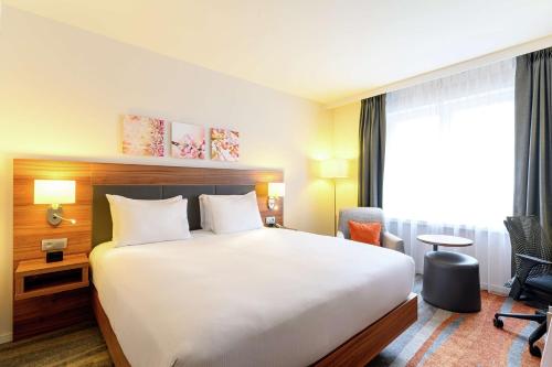 Habitación con cama extragrande y vistas al jardín del hotel Hilton Garden Inn Brussels City Centre. Foto 2
