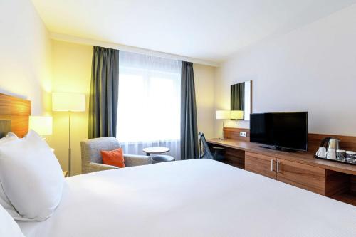 Habitación con cama extragrande y vistas al jardín del hotel Hilton Garden Inn Brussels City Centre. Foto 3