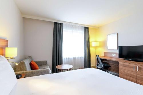 Habitación con cama extragrande y sofá cama del hotel Hilton Garden Inn Brussels City Centre. Foto 1