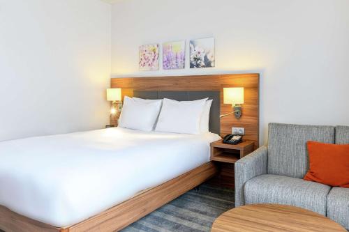 Habitación con cama extragrande y sofá cama del hotel Hilton Garden Inn Brussels City Centre. Foto 2