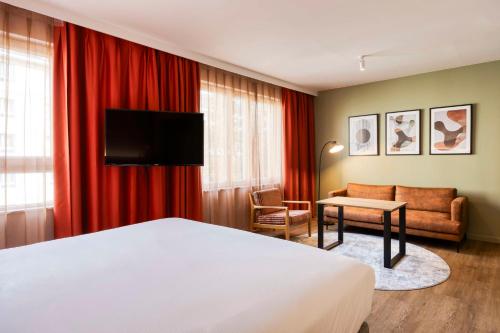 Habitación Deluxe con cama extragrande del hotel Hilton Garden Inn Brussels City Centre. Foto 5