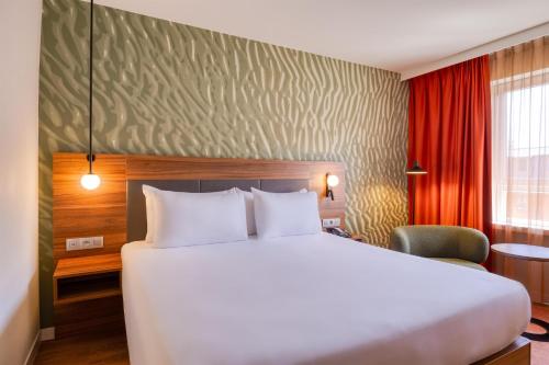 Habitación con cama extragrande del hotel Hilton Garden Inn Brussels City Centre. Foto 1