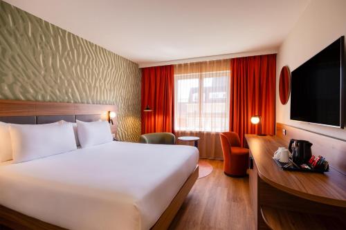 Habitación con cama extragrande del hotel Hilton Garden Inn Brussels City Centre. Foto 3