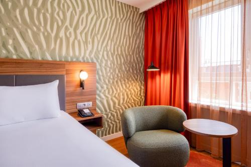 Habitación con cama extragrande y vistas al jardín del hotel Hilton Garden Inn Brussels City Centre. Foto 4