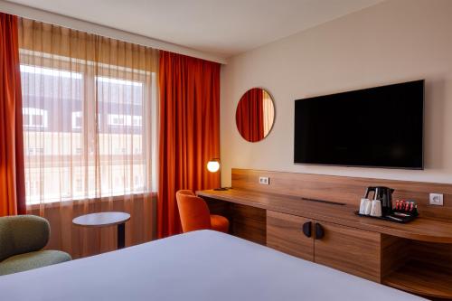 Habitación con cama extragrande y vistas al jardín del hotel Hilton Garden Inn Brussels City Centre. Foto 6