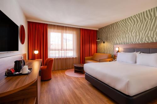 Habitación con cama extragrande y sofá cama del hotel Hilton Garden Inn Brussels City Centre. Foto 3