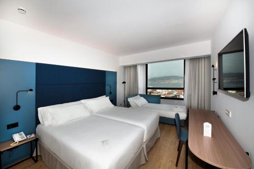 Habitación doble Vista Rio Superior Vista ciudad Sofá Cama incluido 2 Camas individuales Normal del hotel Occidental Vigo. Foto 6