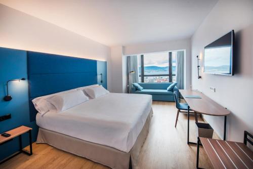 Habitación Superior con cama extragrande y vistas del hotel Occidental Vigo