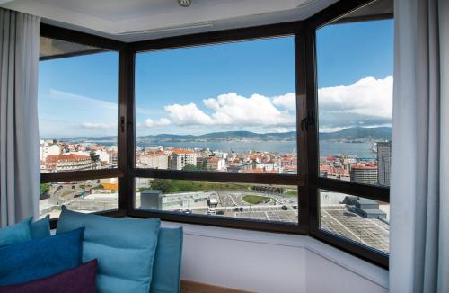 Habitación Superior con cama extragrande y vistas del hotel Occidental Vigo. Foto 3