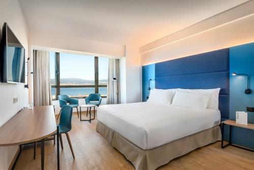 Habitación Superior con cama extragrande y vistas del hotel Occidental Vigo. Foto 6