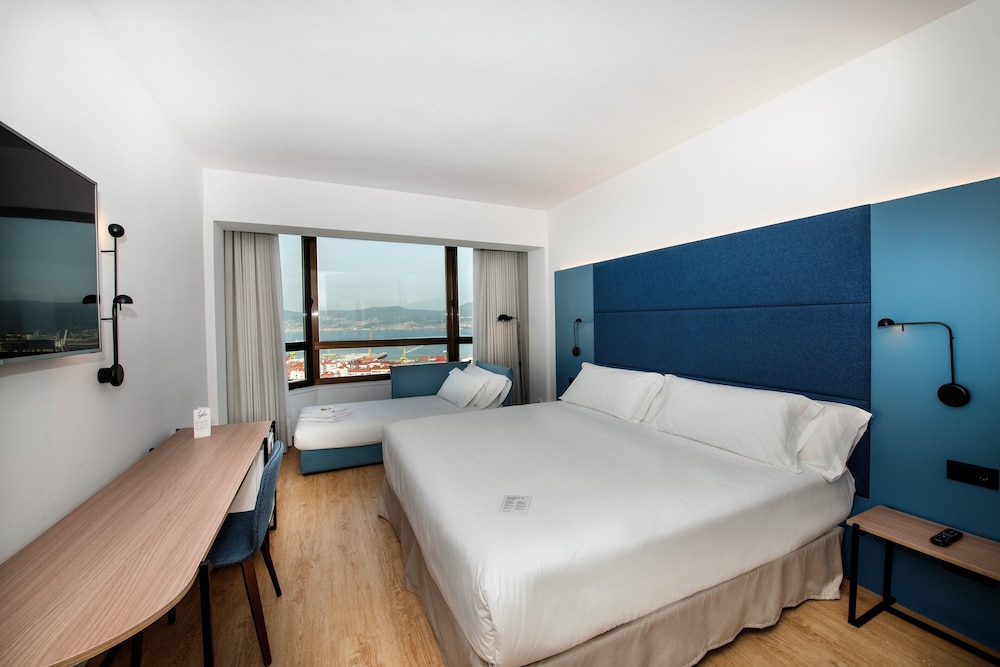 Habitación (2x2 Family Room) del hotel Occidental Vigo. Foto 3