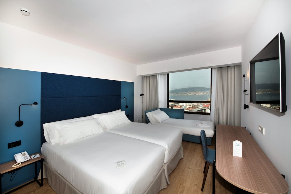 Habitación (2x2 Family Room) del hotel Occidental Vigo. Foto 7