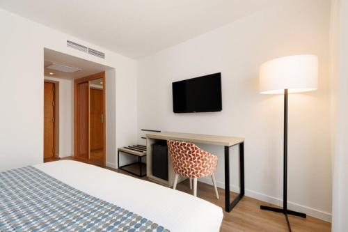 Habitación Doble con balcón del hotel Exe Vienna. Foto 2