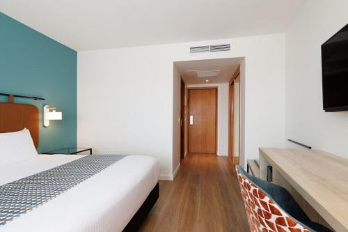 Habitación Doble con balcón del hotel Exe Vienna. Foto 3