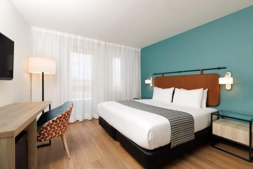 Habitación Doble con balcón del hotel Exe Vienna. Foto 4