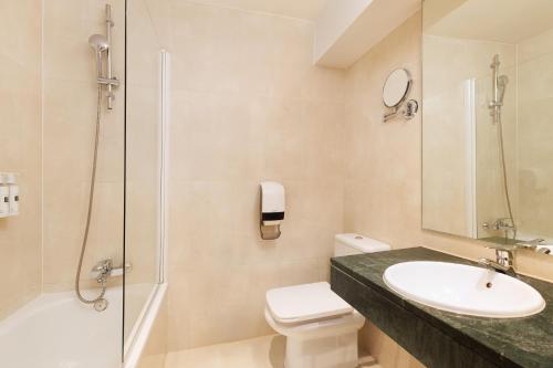 Habitación Triple del hotel Exe Vienna. Foto 1