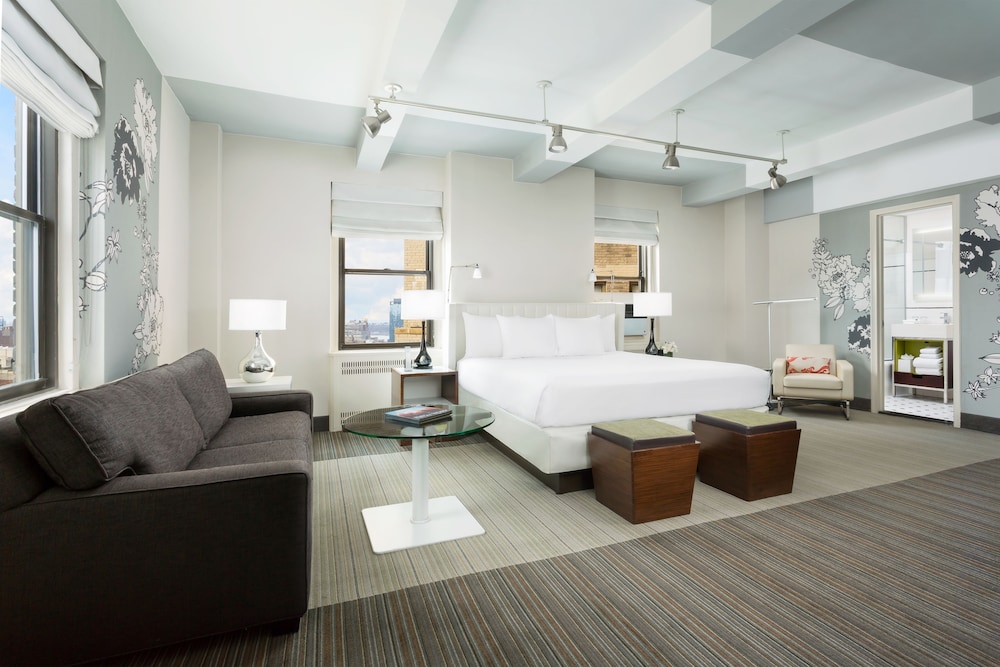 Suite de un dormitorio, dos baños y cocina del hotel Stewart Hotel New York. Foto 1