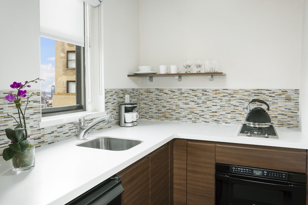 Suite de un dormitorio, dos baños y cocina del hotel Stewart Hotel New York. Foto 4