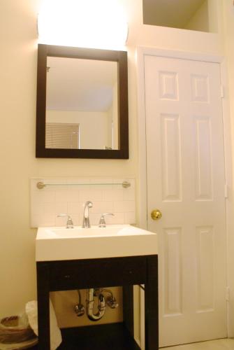 Habitación Estándar con baño compartido - 2 camas del hotel Americana Inn. Foto 2