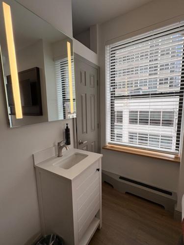 Habitación Estándar con baño compartido - 2 camas del hotel Americana Inn. Foto 7