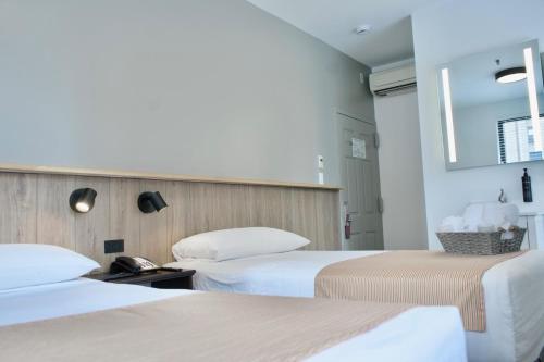 Habitación Estándar con baño compartido - 2 camas del hotel Americana Inn. Foto 9