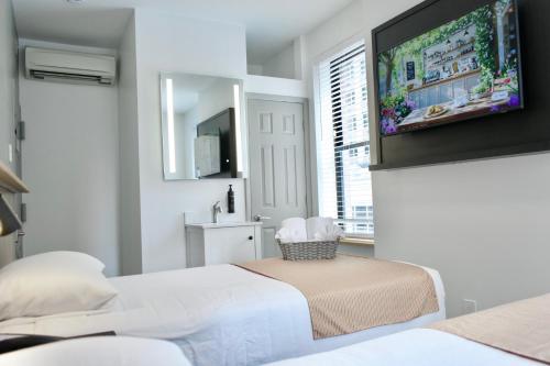 Habitación Estándar con baño compartido - 2 camas del hotel Americana Inn. Foto 10