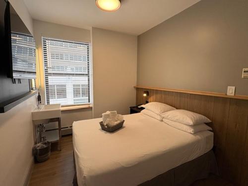 Habitación Doble Estándar con baño compartido del hotel Americana Inn. Foto 1