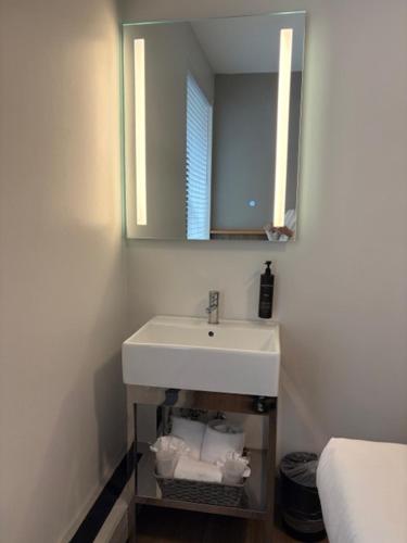 Habitación Doble Estándar con baño compartido del hotel Americana Inn. Foto 3