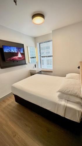 Habitación Doble Estándar con baño compartido del hotel Americana Inn. Foto 6