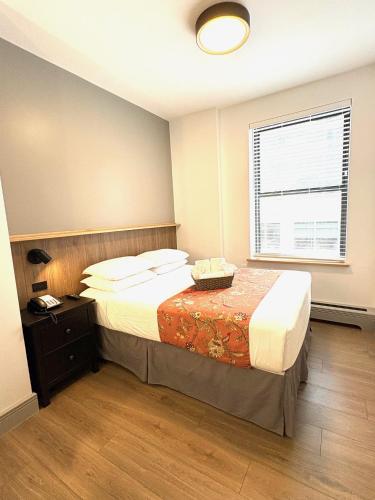 Habitación Doble Estándar con baño compartido del hotel Americana Inn. Foto 8