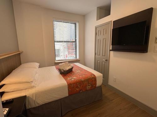 Habitación Doble Estándar con baño compartido del hotel Americana Inn. Foto 9