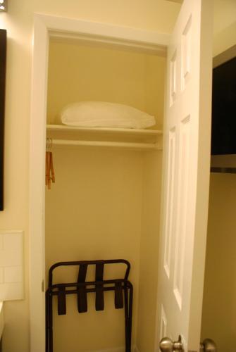 Habitación Individual Estándar con baño compartido del hotel Americana Inn. Foto 2