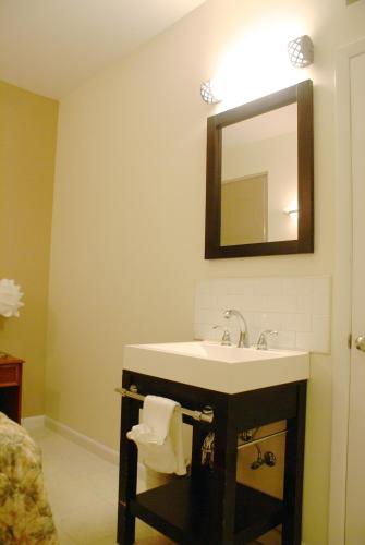 Habitación Individual Estándar con baño compartido del hotel Americana Inn. Foto 3